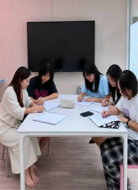 Tutor guiding a small group of students in a Focus Class